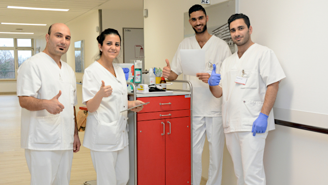 Sie sind im Klinikum Vest ins Projekt „Beruf mit Aussicht“ gestartet: (v.l.) Gholam Said Ali Zadeh, Slava Saadi, Omar Al-Mahdawi und Selahelddin Rasho