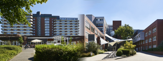 Die Behandlungszentren des Klinikum Vest: Knappschaftskrankenhaus Recklinghausen (links) und Paracelsus-Klinik Marl (rechts)